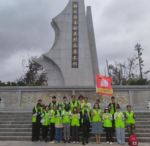 澳至尊团建志服务助力“烈士陵园”摩羯台风后清扫收尾活动
